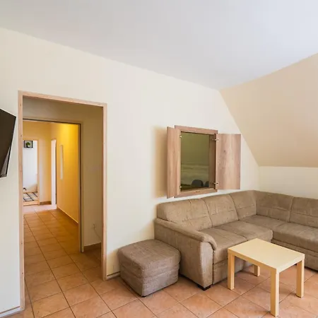 Kuenszler Apartmanhaz * 자르마디