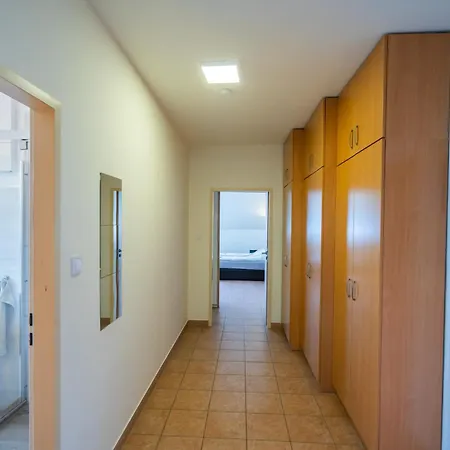 Kuenszler Apartmanhaz 아파트