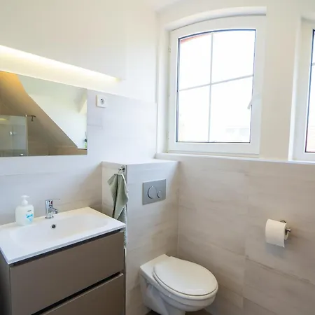 Kuenszler Apartmanhaz * 자르마디