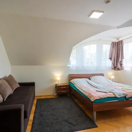Kuenszler Apartmanhaz Διαμέρισμα Zamárdi
