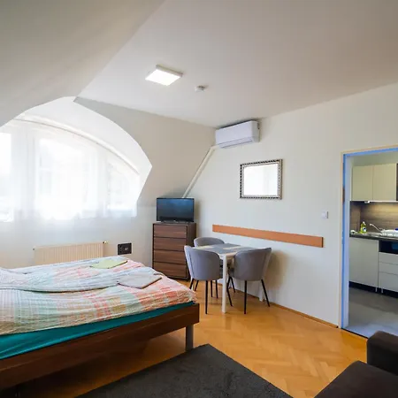 Kuenszler Apartmanhaz 자르마디