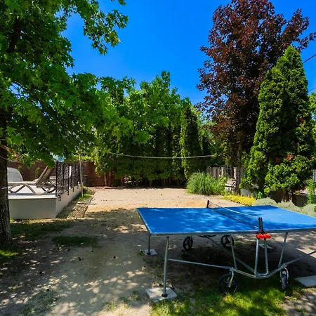 Kuenszler Apartmanhaz * 자르마디